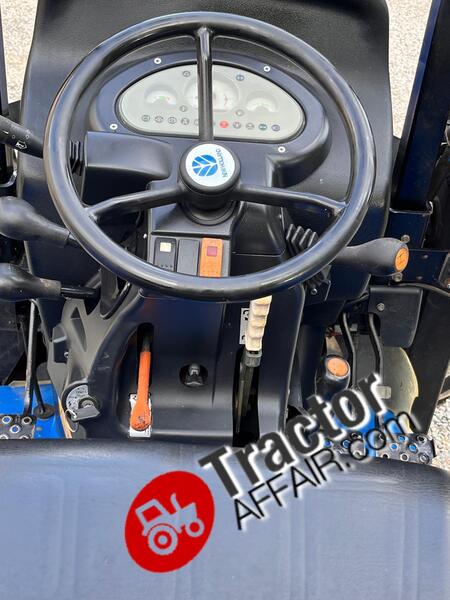 NEW HOLLAND TCE 40 CV TRATTORE USATO 4X4 CARICATORE PALA E FORCHE-PHOTO-2024-05-29-10-53-56 10.jpg